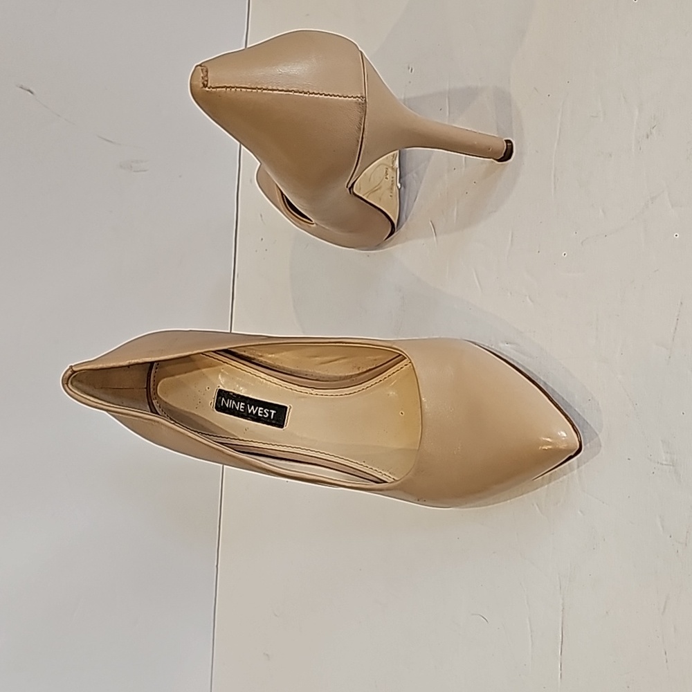 Nine West  nude Tan High heel Pumps Size 9M Classic
